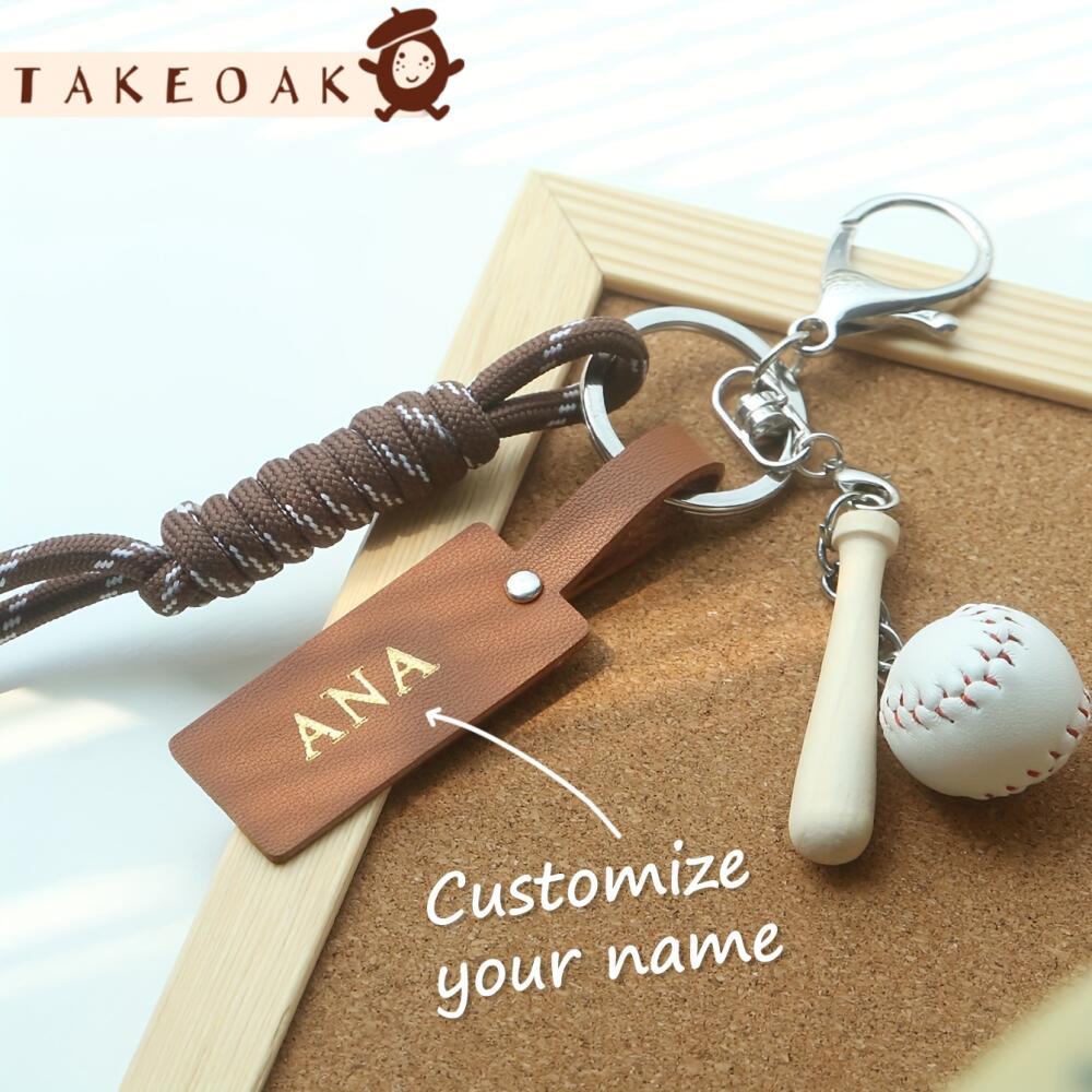 Monogram Keychain Leather - พวงกุญแจธีมกีฬาแบบปรับแต่งได้ พร้อมตัวอักษรย่อสีทอง ตกแต่งด้วยลูกบอลและไม้แร็กเก็ตหลากสี ใช้เป็นพวงกุญแจหรือเครื่องประดับกระเป๋าแบบเฉพาะตัว