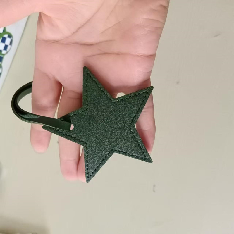 ฟรีชื่อย่อห้าแฉกหนังกระเป๋าจี้ - Monogram Keychain Leather บทวิจารณ์และราคา